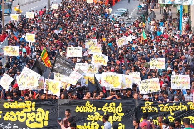 8일(현지시간) 스리랑카 콜롬보에서 시위에 참가한 학생들이 반정부 구호를 외치고 있다. AP·연합뉴스