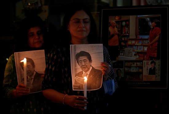 일본 시민들이 아베 신조 전 총리의 사진 앞에 촛불을 켜고 명복을 빌고 있다 사진 출처 로이터