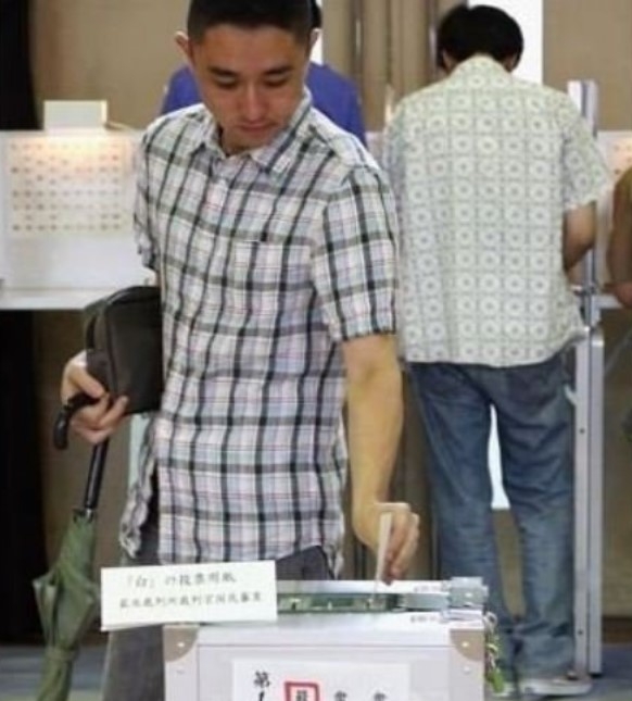 일본의 한 시민이 투표를 하고 있다.