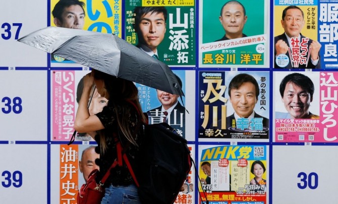일본 참의원 선거 포스터가 붙어있는 벽. 사진=로이터