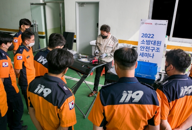 한국토요타자동차가 지난달 부산에서 개최한 ‘2022 소방공무원 안전구조 세미나’에서 소방공무원들이 강사의 설명을 듣고 있다. 사진=한국토요타자동차