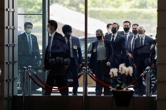 미국 토니 블링컨 국무장관이 일본을 방문해 고 아베 신조 추모장에 들어서고 있다. 사진=로이터