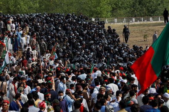 카자흐스탄 시위대와 경찰들이 대치하고 있는 모습 사진 출처 로이터