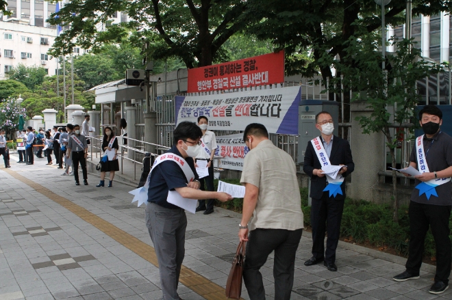 11일 오전 서울 서대문구 경찰청 청사 앞에서 대우조선해양 서울사무소 직원들이 시민에게 하청지회 불법파업에 대해 경찰에 철저한 법집행을 요청하는 내용이 담긴 호소문을 배포하고 있다. 사진=대우조선해양