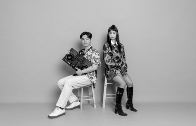 국악 싱어송라이터 상흠(사진 왼쪽)과 해금연주자 천지윤. 사진=씨큐브플래닛.