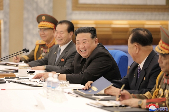 핵실험 가능 긴장속에 북한 군사회의를 주관하는 김정은 국무위원장. 사진=로이터