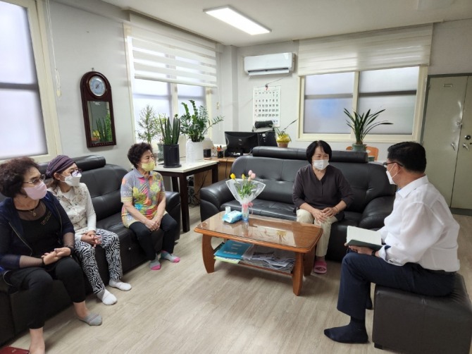 11일 고윤석 본부장은 사동 푸른마을 5단지 경로당을 찾아 마옥희 회장과 임원들을 만나 애로사항을 듣고 있다. 사진=안산도시개발