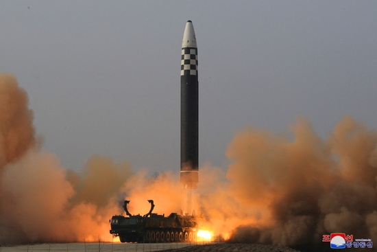 북한의 탄도 미사일 발사 장면(이동형 장비에서 발사 가능한 사실이 매우 위협적이다) 사진 출처 로이터
