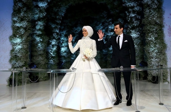 에르도안 튀르키예 대통령의 딸 스메이(왼쪽)와 사위 셀쿡 바이락타 무인기 회사 CEO(오른쪽)의 2016년 결혼식 모습. 사진=로이터