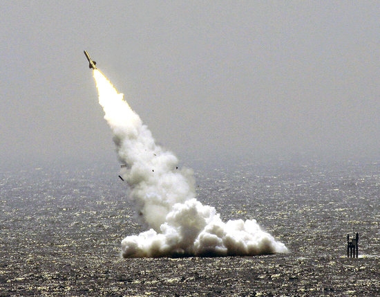중국 잠수함에서 수중 발사되는 미사일 시험 모습. 사진=로이터
