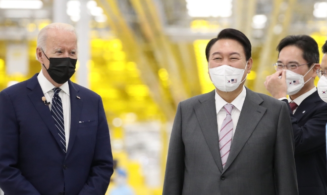 이재용(오른쪽) 삼성전자 부회장은 지난 5월20일 경기도 평택시의 삼성전자 평택캠퍼스를 방문한 조 바이든(왼쪽) 미국 대통령과 윤석열 대통령(가운데)에게 반도체 공장 내부를 소개했다. 사진=뉴시스