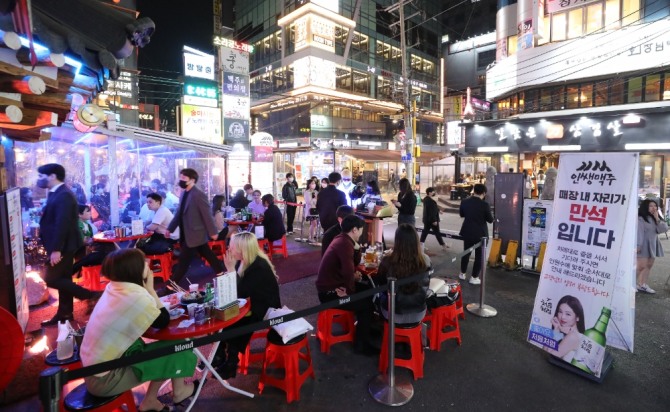 강남구 강남역 사거리 인근 주점이 시민들로 붐비고 있다. 사진은 기사 내용과 관련 없음. 사진=뉴시스 