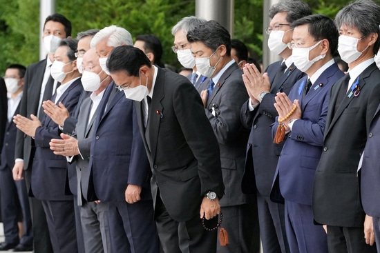 아베 전 총리 장례식에 참석한 기시다 총리 사진 출처 로이터