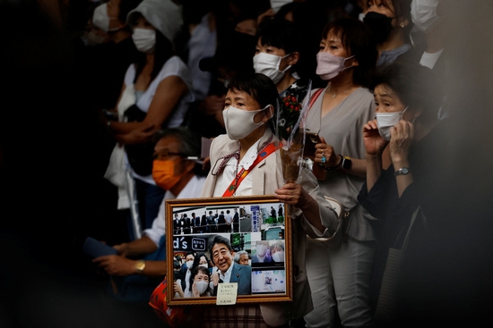 아베 장례식을 지켜보는 일본 국민들 사진 출처 로이터