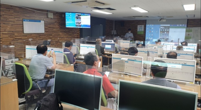 광명시는 택시운수종사자를 대상으로 14일까지 광명시청 정보화교육장에서 컴퓨터와 스마트폰 기초교육을 실시한다. 사진=광명시