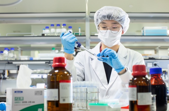 SK바이오사이언스 연구원이 백신 개발을 위해 R&D를 진행하고 있다. 출처=SK바이오사이언스.