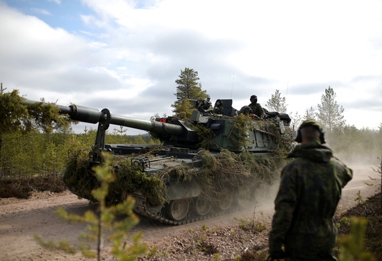 핀란드군이 수입해 운용중인 K9 자주포 기동훈련 모습. 사진=로이터