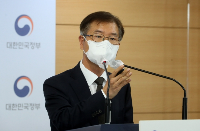 이정식 고용노동부 장관이 14일 오전 서울 종로구 정부서울청사 브리핑실에서 대우조선 사내하청 노조 파업 장기화에 따른 입장을 발표한 뒤 취재진의 질문에 답하고 있다. 사진=뉴시스