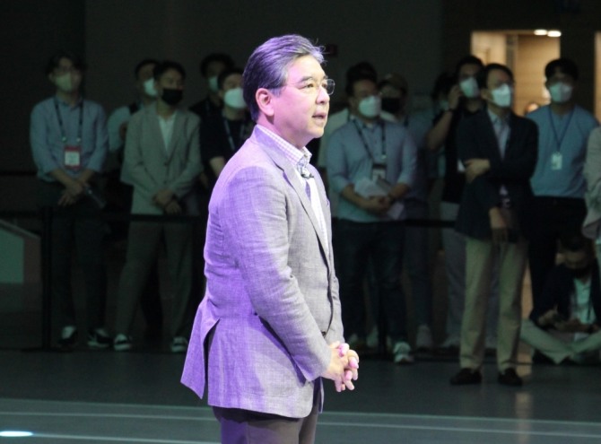 장재훈 현대차 사장이 2022 부산국제모터쇼 프레스데이에서 자사 전동화 세단 아이오닉6를 설명하고 있다. 사진=김정희 기자