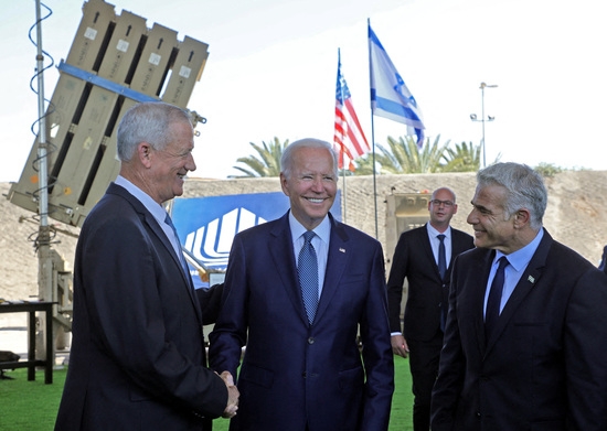 아이언 돔 이스라엘제 무기 앞에서 이스라엘 총리(오른쪽)와 만나고 있는 바이든 미 대통령. 사진=로이터 