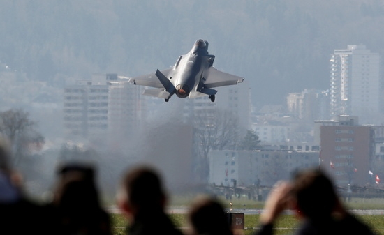 F35 전투기 활주로 이륙 모습. 사진=로이터