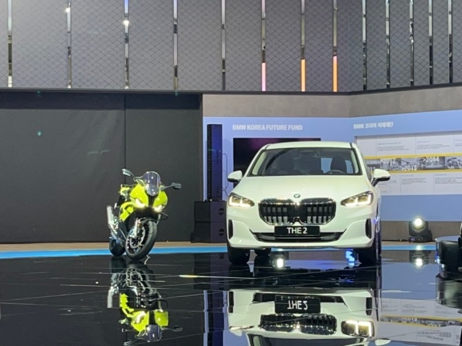 BMW 2시리즈 액티브 투어러(오른쪽). 사진=김정희 기자