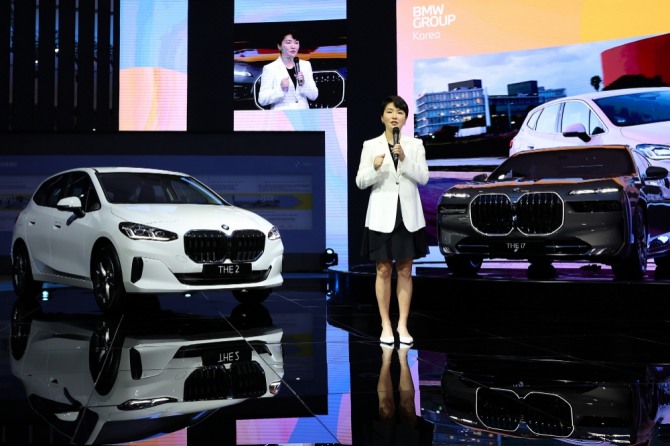 주양예 BMW 본부장이 14일 부산 벡스코에서 가진 '2022 부산국제모터셔' 프레스데이에서 제품을 설명하고 있다. 사진=BMW그룹 코리아