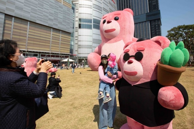 지난 4월 롯데월드타워 메인 광장에 전시된 벨리곰과 사진을 찍는 시민 모습. 사진=롯데홈쇼핑