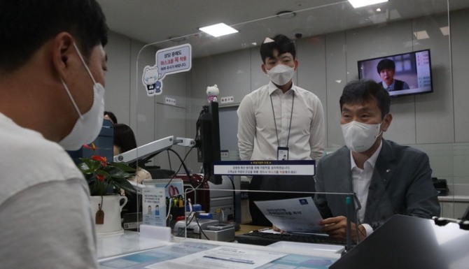 이복현 금융감독원장이 14일 오후 서울 중구 신한은행 남대문지점을 찾아 고객과 대출 상담을 하고 있다. [사진=뉴시스]