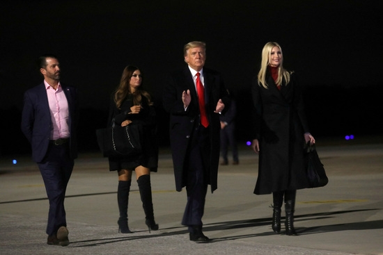 가족과 걷고 있는 트럼프 전 미국 대통령. 사진=로이터