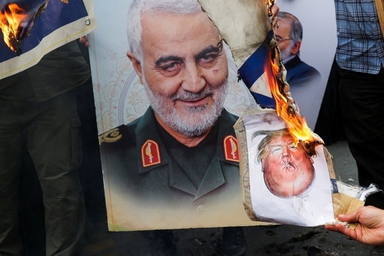 암살된 이란 솔레이마니 장군(가운데)을 추모하며 트럼프 사진을 불태우는 이란 시위자들. 사진=로이터