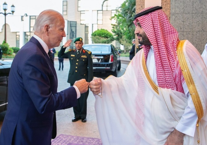 조 바이든 미국 대통령이 15일(현지시간) 사우디 제다에서 무함마드 빈 살만 왕세자와 주먹 인사를 나누고 있다. [사진=뉴시스]