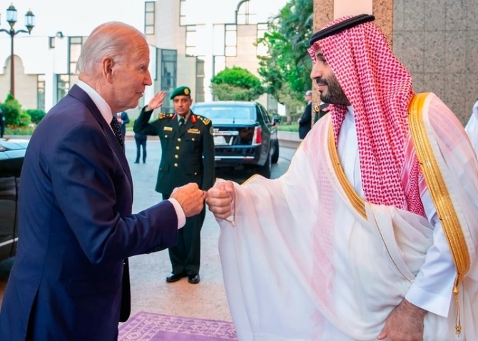 조 바이든 미국 대통령이 15일(현지시간) 사우디 제다에서 무함마드 빈 살만 왕세자와 주먹 인사를 나누고 있다. 출처=뉴시스.