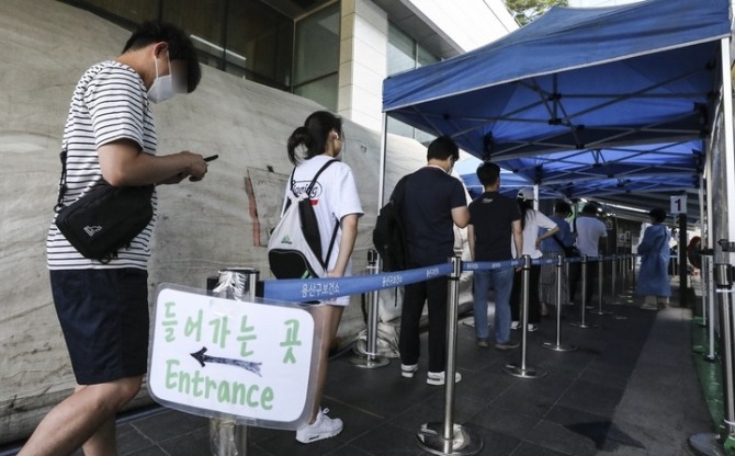 지난 11일 오전 서울시 용산구 보건소에서 시민들이 검사를 받기 위해 대기하고 있다. 출처=뉴시스.