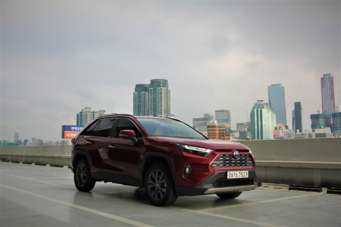 RAV4 하이브리드 정측면 모습. 사진=김정희 기자