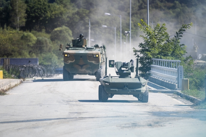 육군의 아미타이거 4.0 운용시스템. 무인차량을 전면에 내세우고 작전을 진행하는 모습. 사진=뉴시스