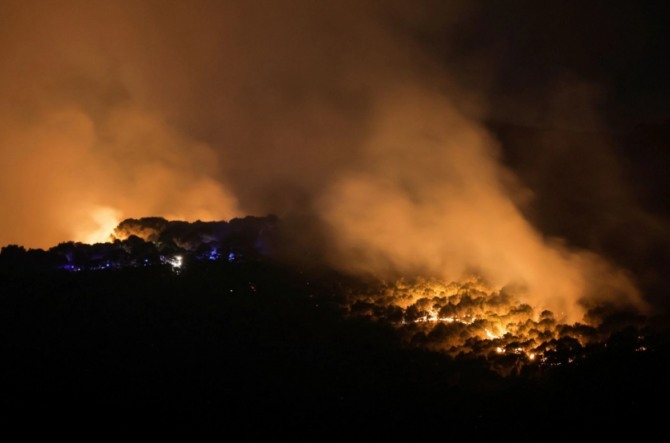 7월 16일 스페인 남부 알하우린 엘 그란데에서 야간에 산불이 발생해 불길이 거세게 타오르고 있다. 사진=로이터