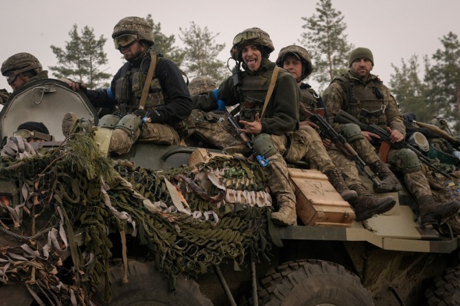 러시아와 우크라이나의 기싸움으로 전쟁이 장기화하고 있다. 사진은 우크라이나 전쟁에 참천중인 군인들. 사진=로이터
