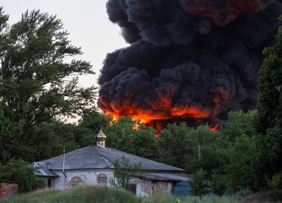 러시아의 폭격으로 우크라이나의 마을이 불타고 있다. 사진=로이터