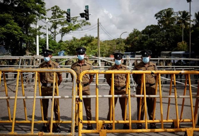 국가 경제 위기 속 의회 앞을 지키는 스리랑카 경비병. 사진=로이터