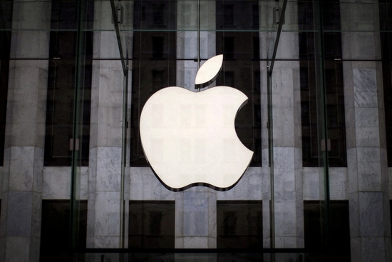 뉴욕 맨해튼 5번가에 있는 애플 스토어 입구에 있는 애플 로고. 사진=로이터