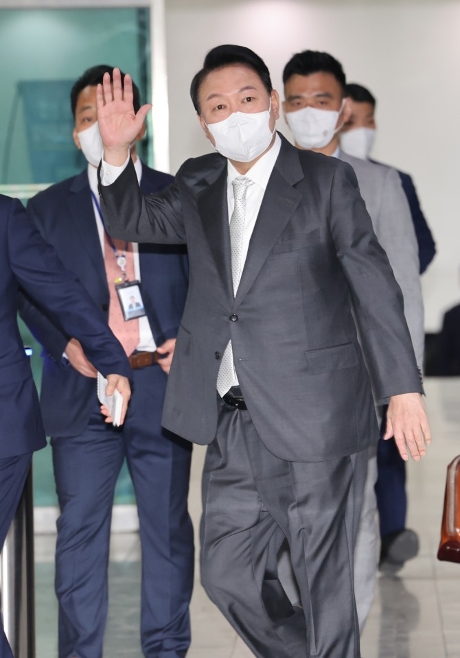 윤석열 대통령이 지난 5월 12일 서울 용산 대통령실 청사로 출근하고 있다. 사진=윤석열 대통령실