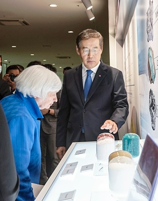 옐런 장관과 신학철 부회장은 LG화학의 전지 소재 기술과 지속가능 전략이 담긴 전시장을 함께 둘러보며 소재 공급망 구축에 대한 협력 방안을 논의했다. 사진=LG화학
