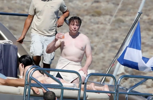 일론 머스크 테슬라 CEO가 17일(현지시간) 그리스 미코노스섬에서 웃통을 벗은채 휴가를 즐기고 있다. 사진=그리드