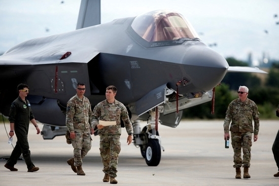 지상 활주로에 대기중인 F-35 전투기. 사진=로이터