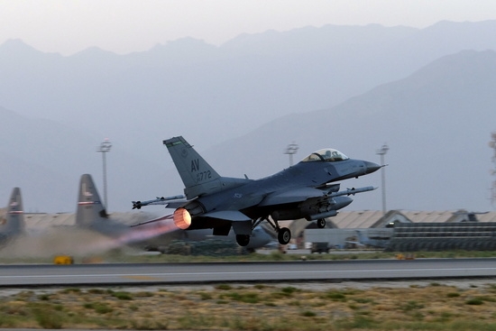 F-16 전투기의 활주로 이륙 모습. 사진=로이터 
