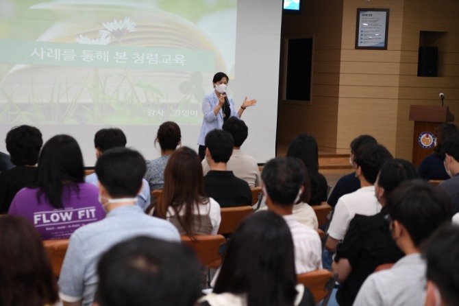 지난19일 인권익위원회 청렴교육 전문강사로 활동 중인 강영미 강사를 초청, 공직자가 준수해야 할 10가지 행위 기준과 위반 시 제재 사항을 주요 내용으로 진행했다.  (사진=강화군)