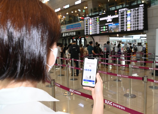 스마트공항 안내 서비스를 이용 중인 승객. 사진=한국공항공사