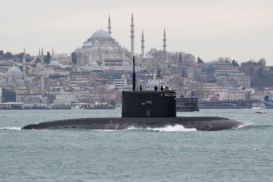 터키 인근 해안에 떠오른 러시아 디젤 잠수함 모습. 사진=로이터 