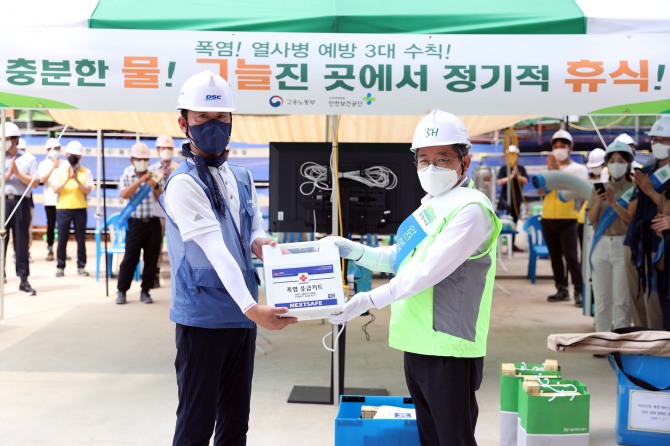 김헌동 SH공사 사장(오른쪽)이 야외근로자들의 안전을 위해 폭염 응급키트를 전달하고 있다.  사진=SH공사